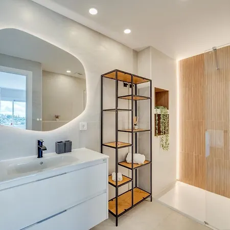 Newly Renovated Sunlit 3bdrm With Stunning Views Apartment