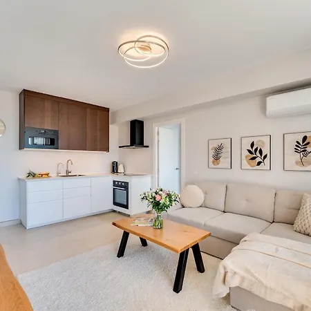 Newly Renovated Sunlit 3bdrm With Stunning Views