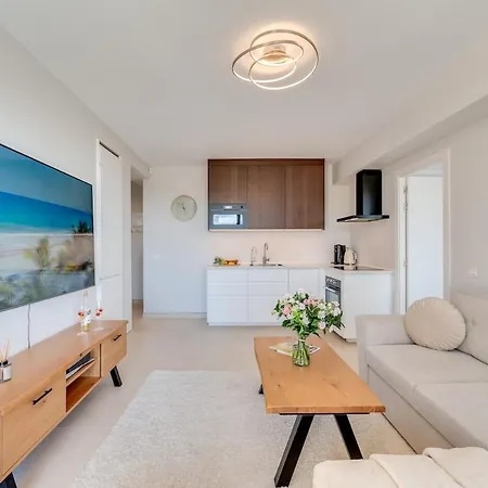 Newly Renovated Sunlit 3bdrm With Stunning Views *