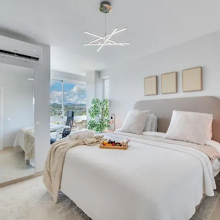 Apartment Newly Renovated Sunlit 3bdrm With Stunning Views *