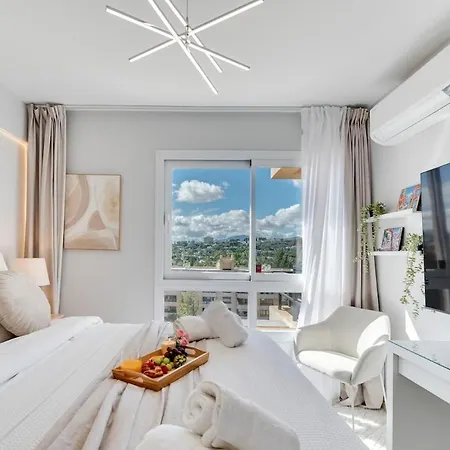 Apartment Newly Renovated Sunlit 3bdrm With Stunning Views