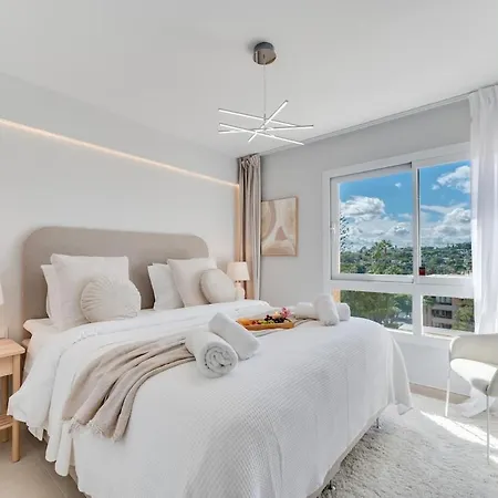 Newly Renovated Sunlit 3bdrm With Stunning Views *