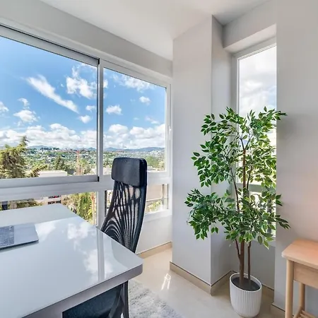 Apartment Newly Renovated Sunlit 3bdrm With Stunning Views *