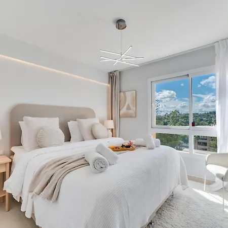 Apartment Newly Renovated Sunlit 3bdrm With Stunning Views