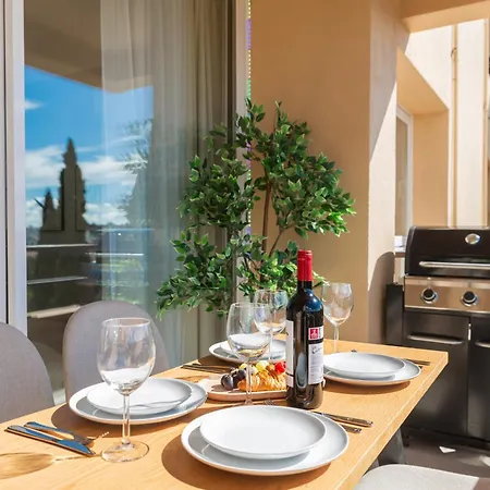Apartment Newly Renovated Sunlit 3bdrm With Stunning Views *
