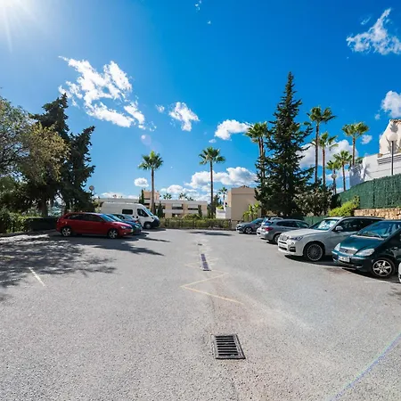 Newly Renovated Sunlit 3bdrm With Stunning Views Apartment *