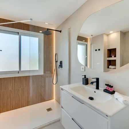 Newly Renovated Sunlit 3bdrm With Stunning Views Apartment *