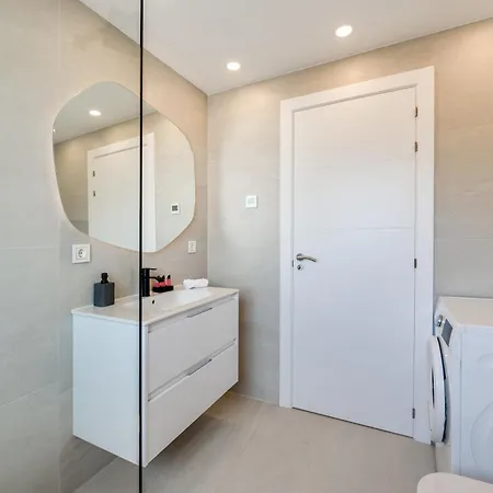 Newly Renovated Sunlit 3bdrm With Stunning Views